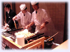 調理する若手料理人