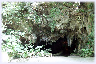 サビチ鍾乳洞の入り口